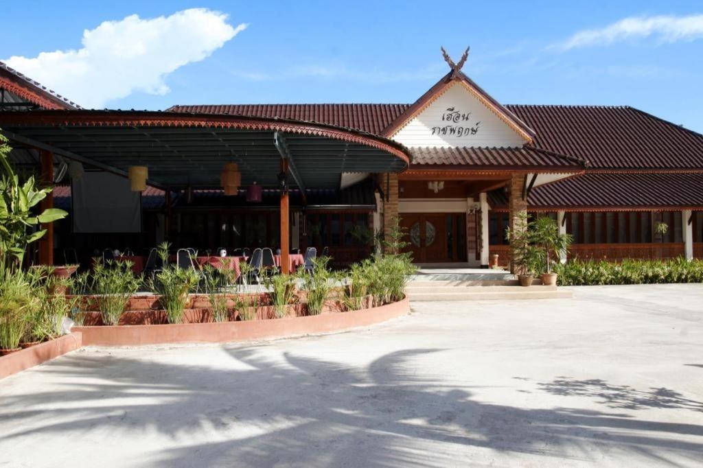 Ratchaphruek 2007 Hotel Chom Thong Extérieur photo